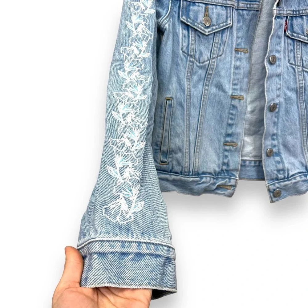 Levi's Jacket Womens Extra Small Blue Light Denim Floral Embroidered Trucker - Picture 7 of 16